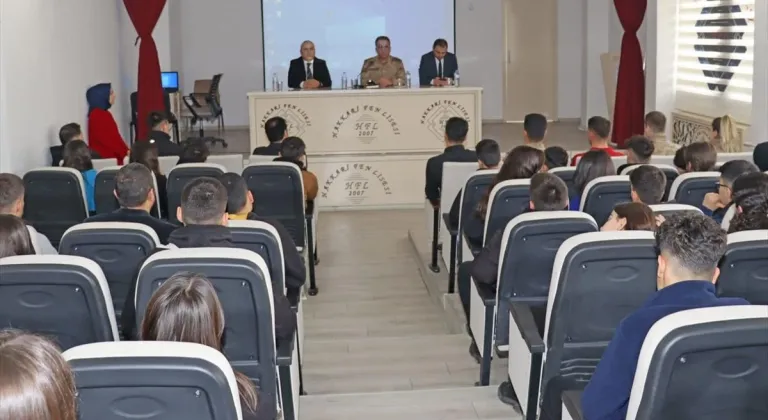 Tuğgeneral Çarıkcıoğlu, Hakkari Fen Lisesi'nde öğrencilerle bir araya geldi