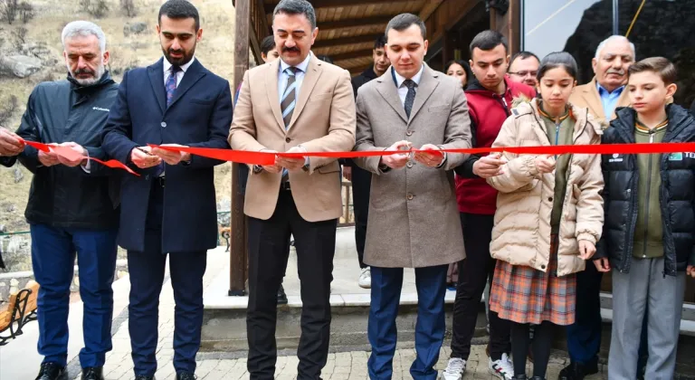 Tunceli Valisi Bülent Tekbıyıkoğlu, Çemişgezek'te kitap kafenin açılışını yaptı