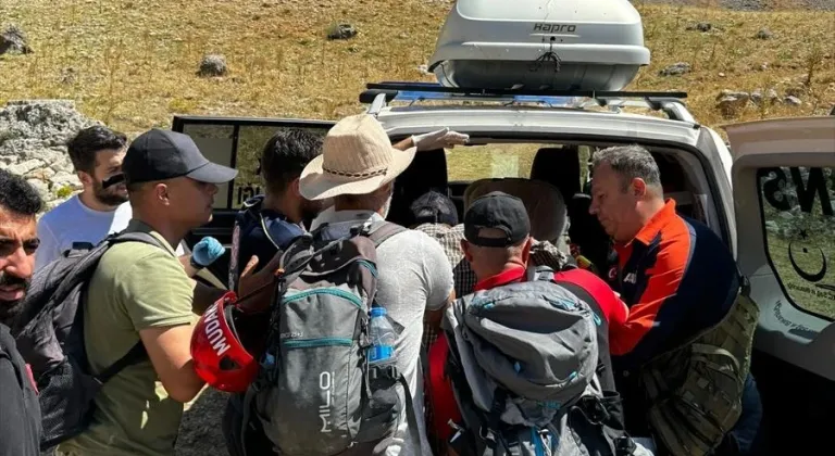 Tunceli'de dağlık arazide mahsur kalan baba oğulun yardımına ekipler yetişti