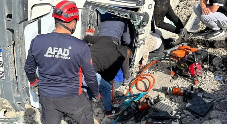 Tunceli'de devrilen beton mikserinin sürücüsü yaralandı