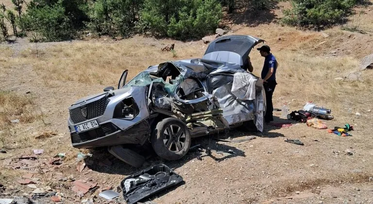 Tunceli'de kamyonla çarpışan otomobildeki 2 kişi öldü, 6 kişi yaralandı