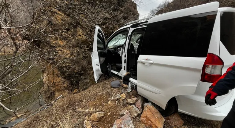 Tunceli'de kayaya çarpan araçtaki 1 kişi öldü, 6 kişi yaralandı