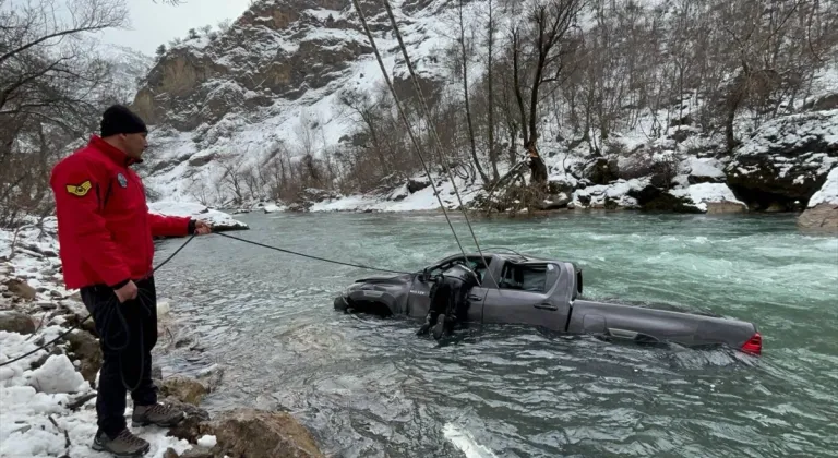 Tunceli'de Munzur Çayı'na düşen araçtaki sürücü yaralandı