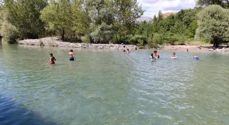 Tunceli'de sıcaktan bunalan vatandaşlar Tağar Çayı'nda yüzerek serinliyor
