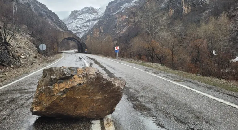 Tunceli'de yağış nedeniyle bazı yollara düşen kaya parçaları ulaşımı aksattı