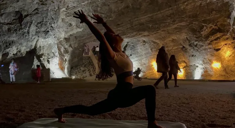 Tuz Dağı'nda yerin 80 metre altında yoga