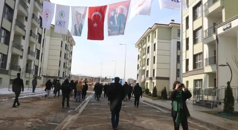 Ulusal ve uluslararası medya mensupları Malatya'da deprem konutlarını gezdi