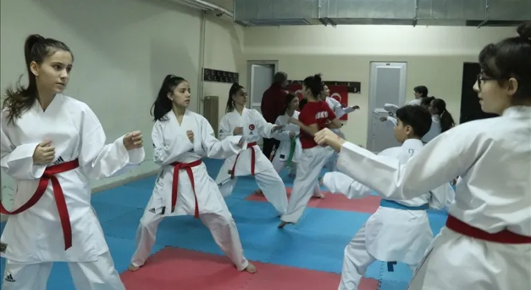 Uluslararası karate turnuvasında altın madalya kazanan Ezel'in hedefi milli takım