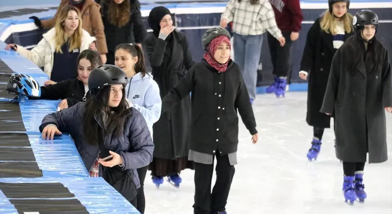 Üniversite eğitimi için kış şehri Erzurum'a gelen öğrenciler buz pateniyle tanışıyor