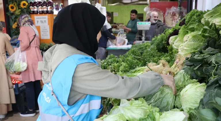 Üniversiteli gençler yaşlıların iftar sofralarını hazırlıyor