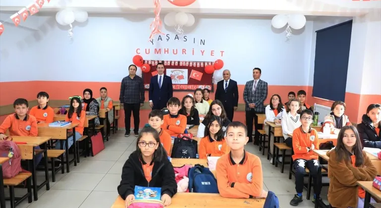 Van, Bitlis ve Muş'ta öğrenciler "Dersimiz Cumhuriyete Doğru" filmini izledi