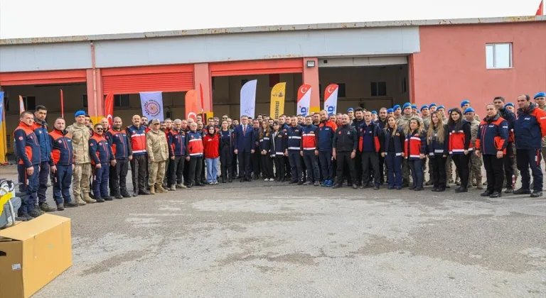 Van Büyükşehir Belediyesinden AFAD'da malzeme desteği