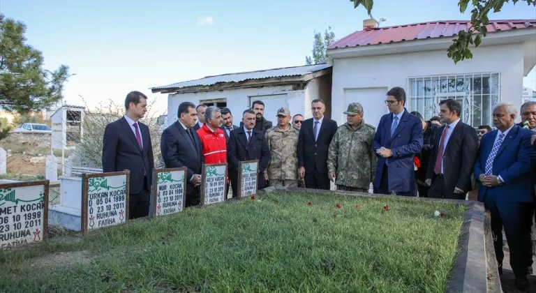 Van depreminde hayatını kaybedenler kabirleri başında anıldı