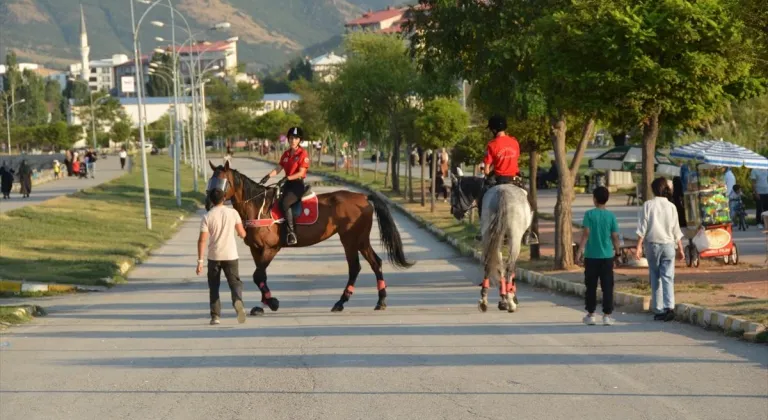 Van Gölü sahilinde devriye gezen atlı polisler ilgiyle karşılandı