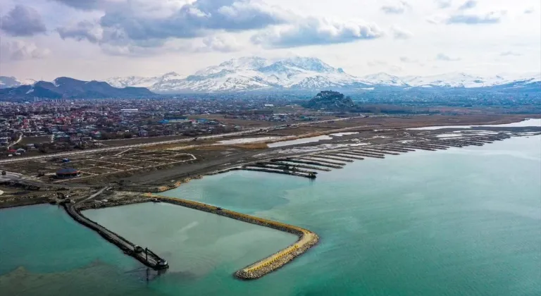 Van Gölü'nün zemininden 1 milyon 600 bin metreküp dip çamuru ve balçık çıkarıldı