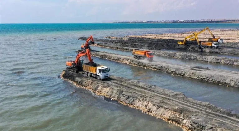 Van Gölü'nün zemininden 1 milyon 950 bin metreküp dip çamuru ve balçık çıkarıldı