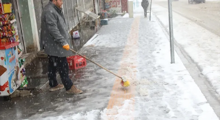 Van, Muş ve Bitlis'te kar nedeniyle 158 yerleşim yerinin yolu kapandı