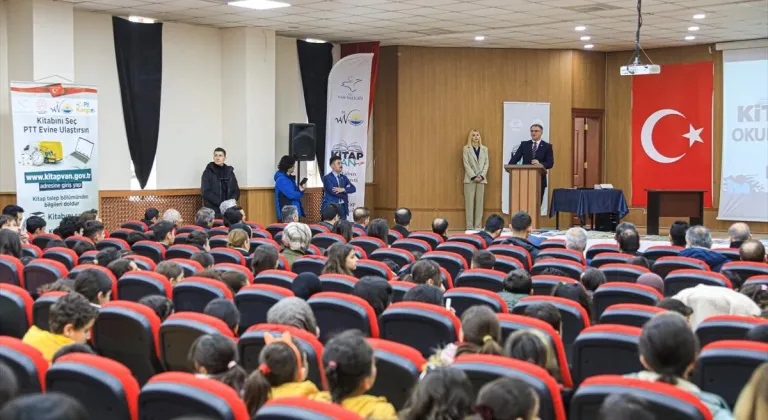 Van Valisi Ozan Balcı, kitap dağıtım törenine katıldı