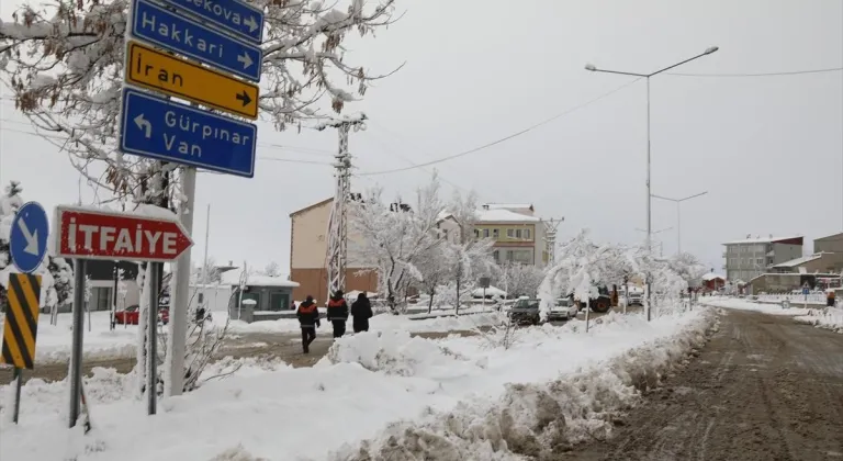 Van ve Hakkari'de kar nedeniyle 466 yerleşim birimine ulaşım sağlanamıyor