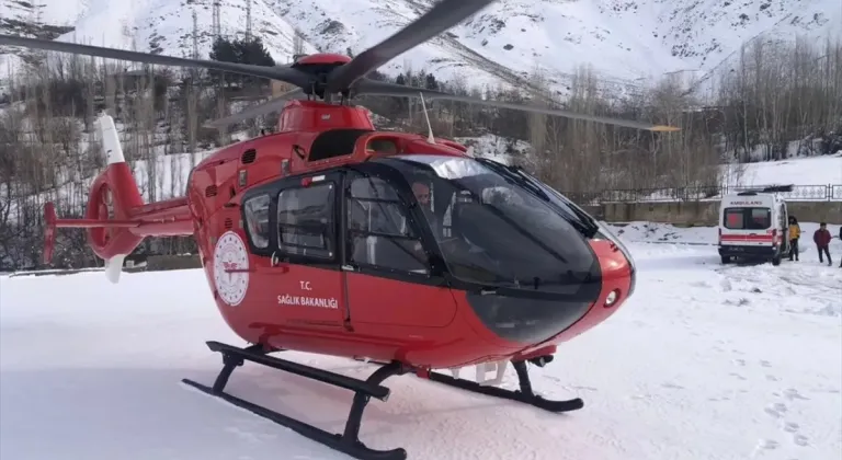 Van'da 19 yaşındaki hasta ambulans helikopterle hastaneye ulaştırıldı