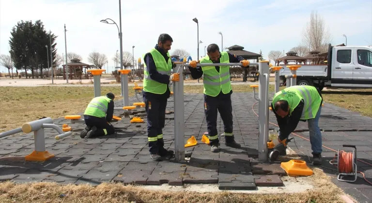 Van'da belediye ekipleri, parklarda temizlik ve onarım çalışması yaptı