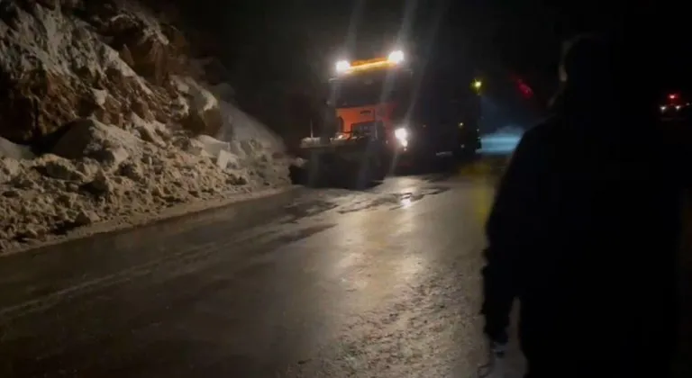 Van'da çığ düşmesi sonucu kapanan yol ekiplerce açıldı