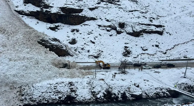 Van'da çığın düştüğü mahalle yolunda çalışma başlatıldı