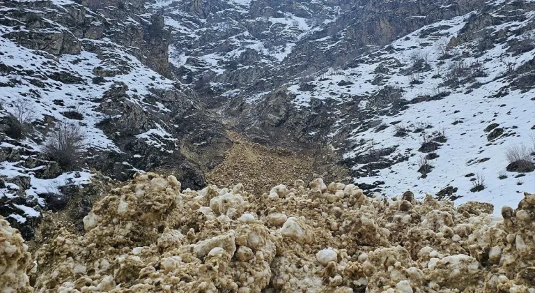 Van'da çığın düştüğü mahalle yolunda çalışma başlatıldı