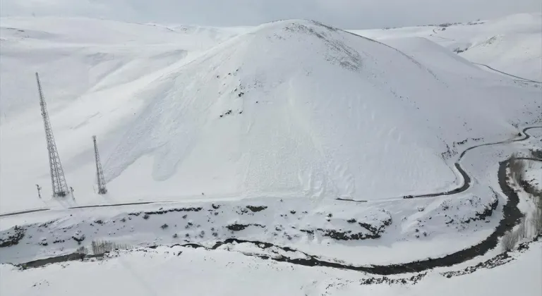 Hakkari'de çığ nedeniyle kapanan yol açıldı