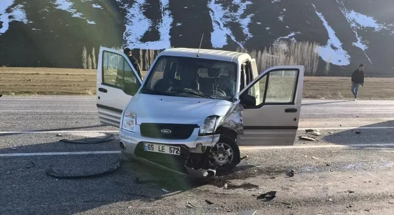 Van'da iki aracın çarpıştığı kazada 13 kişi yaralandı