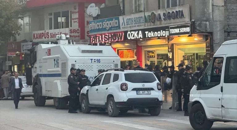 Van'da iki grup arasında taşlı sopalı kavgaya polis ekipleri müdahale etti