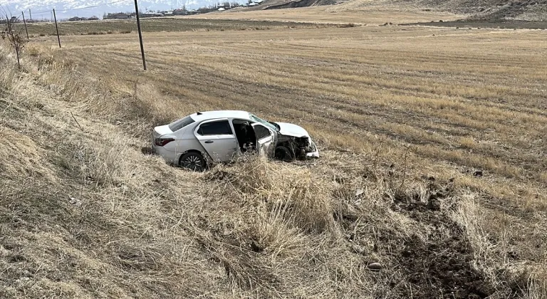 Van'da iki otomobilin çarpıştığı kazada 6 kişi yaralandı