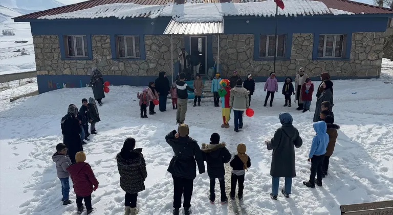 Van'da kadınlardan kırsaldaki çocuklara "sıcak dokunuş"