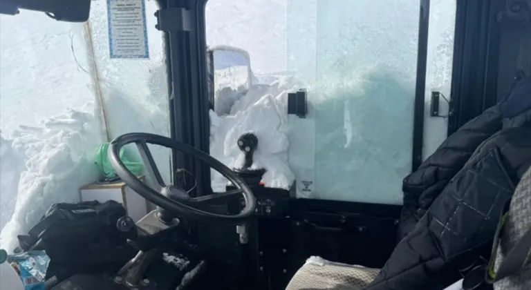 Van'da kapalı yolu açmaya çalışan iş makinesinin üzerine çığ düştü