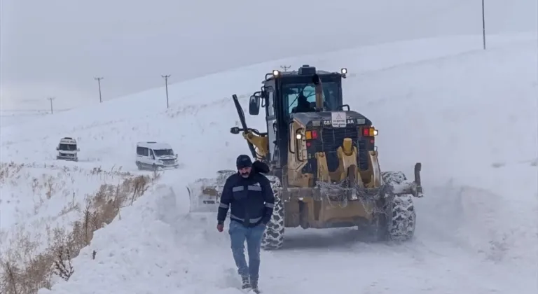 Van'da kar nedeniyle mahsur kalan araçlardaki öğrenci ve vatandaşlar kurtarıldı