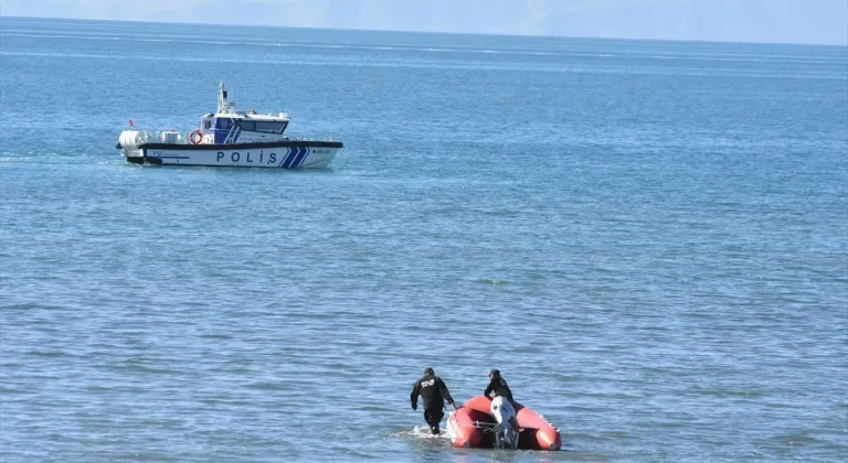 Van'da kaybolan üniversite öğrencisi için termal kamerayla arama yapılıyor