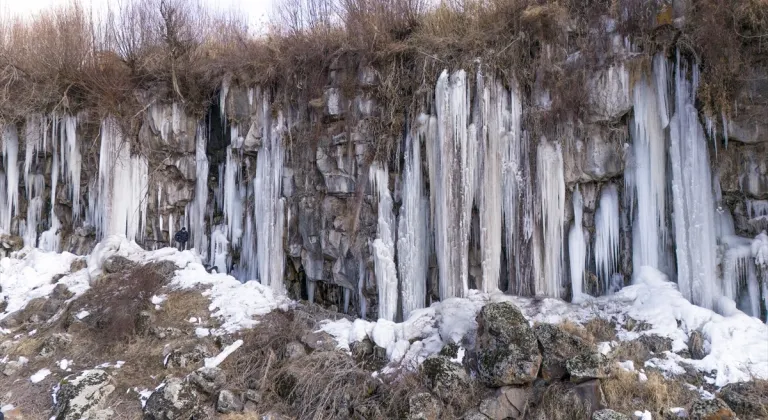 Van'da Koçköprü Kanyonu'nda buz sarkıtları oluştu