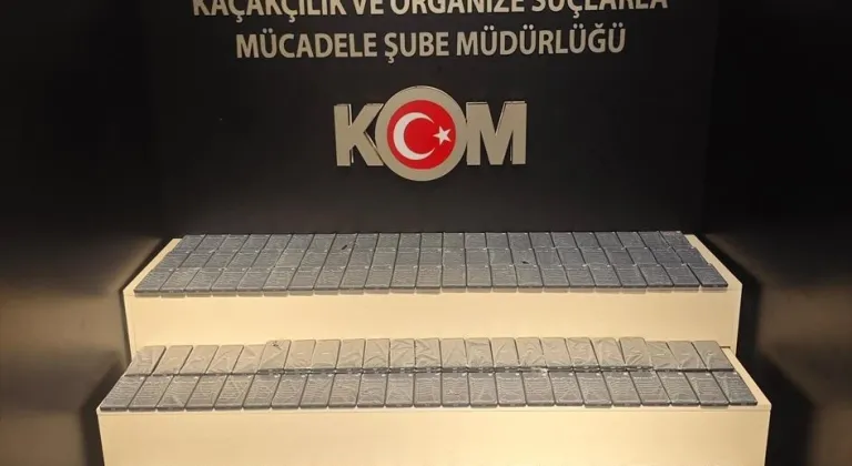 Van'da minibüste 296 kaçak cep telefonu ele geçirildi