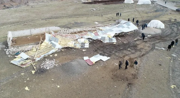 Van'da rüzgar nedeniyle duvarı yıkılan ahıra giren kurtlar, 11 koyunu telef etti