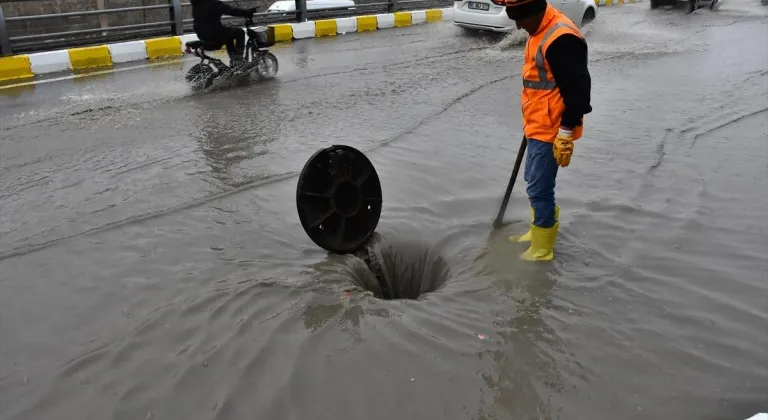 Van'da sağanak ve kar etkisini sürdürüyor