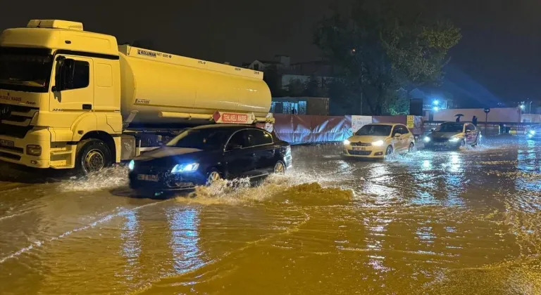 Van'da sağanak, yaşamı olumsuz etkiledi