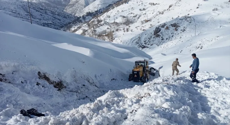 Van'da şarampole yuvarlanan iş makinesinin operatörü askeri helikopterle hastaneye ulaştırıldı