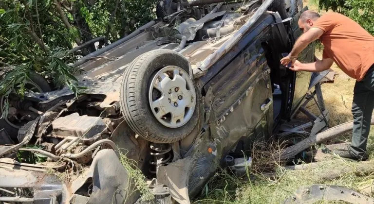 Van'da takla atan araçtaki 3 kişi yaralandı