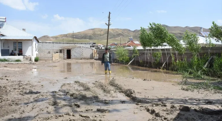 Van'da taşkından zarar gören mahallede çalışmalar sürüyor