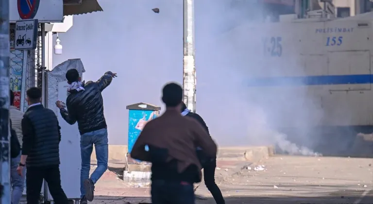 Van'da ve doğudaki bazı illerde izinsiz yürüyüş yapmak isteyenlere polis müdahale etti