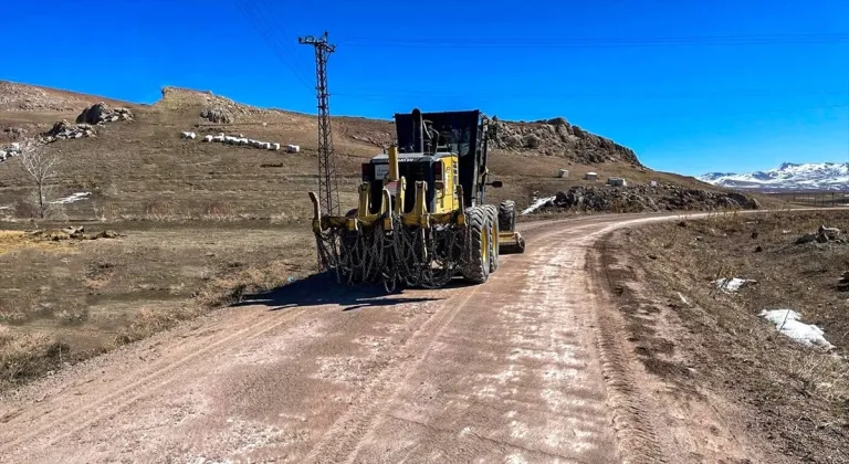 Van'da yollarda bakım ve onarım çalışması yapılıyor