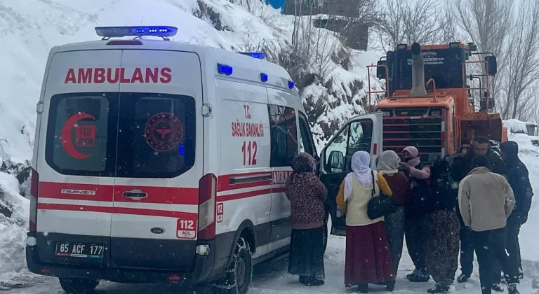 Van'da yolu kardan kapanan mahalledeki hastanın imdadına ekipler yetişti