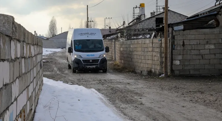 Van'daki aşevinde 10 bin kişiye iftarlık ulaştırıldı