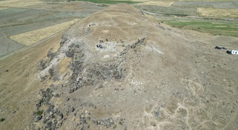 Van'daki Körzüt Kalesi kalıntısında arkeolojik kazılar sürüyor