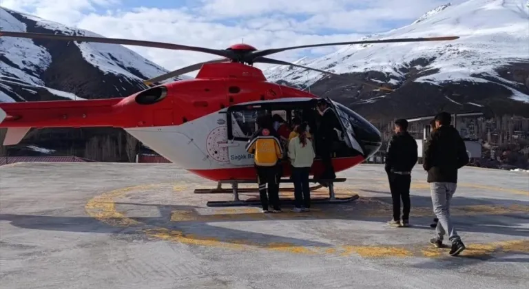 Van'ın Bahçesaray ilçesinde rahatsızlanan bebek ambulans helikopterle şehir merkezine sevk edildi